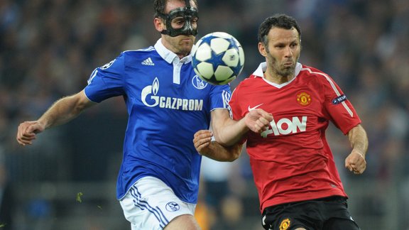 Christoph Metzelder and Ryan Giggs. Schalke - Manchester United