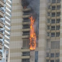 Video: Kā Dubaijā liesmas debesskrāpi plosīja