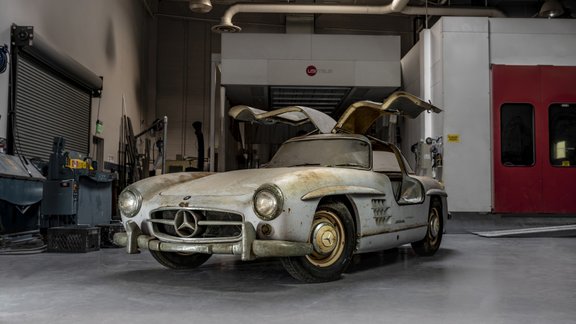 Foto: 'Mercedes' izsolīs 60 gadus garāžā nostāvējušu '300SL Gullwing'