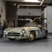 Foto: 'Mercedes' izsolīs 60 gadus garāžā nostāvējušu '300SL Gullwing'