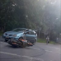 ВИДЕО: На проспекте Виестура водитель сбил мотоциклиста