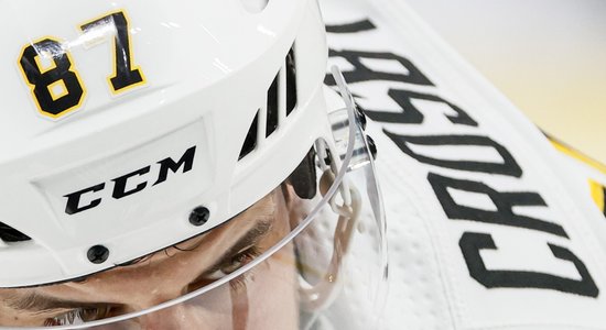 Krosbijam divi gūti vārti 'Penguins' uzvarā NHL spēlē