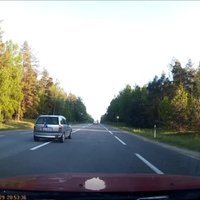 Video: Dīvains 'Opel' vadītājs ķēmojas uz šosejas