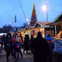 ФОТО, ВИДЕО: В Резекне зажгли новогоднюю елку и открыли рождественский базарчик