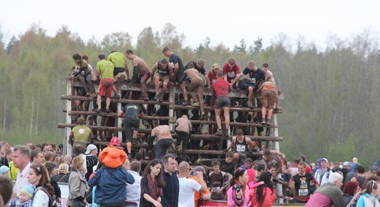 Fotoreportāža: tūkstošiem entuziastu piedalās 'Stipro skrējienā'