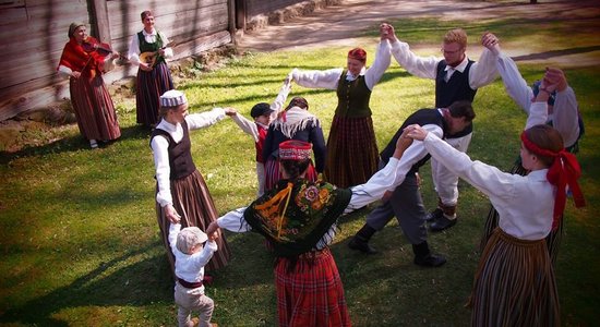 Jūgendstila muzejā Lieldienas ieskandinās ar deju folkloras kopu 'Dandari'