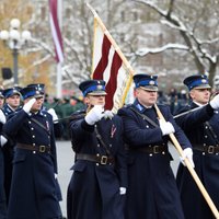 Foto: Lāčplēša diena Rīgā – karavīri braši maršē parādē un Brāļu kapos noliek ziedus