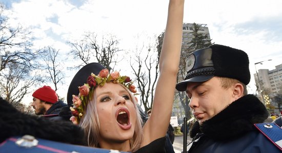 ФОТО: Активистки Femen разделись в центре Киева в поддержку сексменьшинств