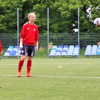 Foto: Latvijas jaunās futbolistes gatavojas UEFA Attīstības turnīra spēlēm