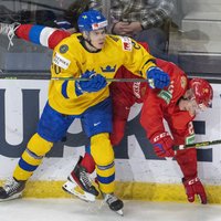Video: Zviedrijas U-20 izlase PČ ievadā droši apspēlē Krievijas hokejistus