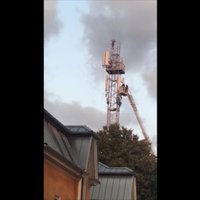 Video: Pārgalvis Dobelē uzrāpjas telekomunikāciju tornī