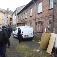 Dzīvojamai ēkai nobrūkot pagraba sijai, Rīgā evakuēti 16 cilvēki