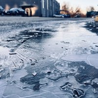 Autoceļi visā Latvijā sniegoti un apledojuši, brīdina ceļu uzturētāji