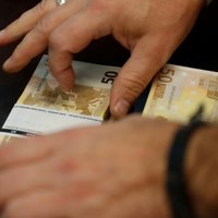 Vīrietis Tukumā maksā ar viltotu 50 eiro banknoti; veikala apsargi viņu aiztur