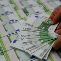 Eirozonas finanšu ministri apstiprina 6,7 miljardu eiro aizdevuma maksājumu Grieķijai