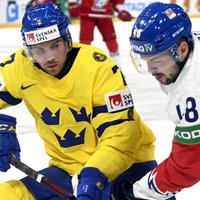 Zviedrijas hokejistiem sešu minūšu 'uguņošana' palīdz pieveikt Čehiju