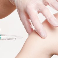 Опрос: поддержка населением вакцинации от Covid-19 за год немного снизилась
