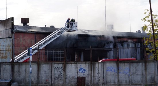 Пожар в ангаре-складе на улице Цесвайнес был полностью потушен в полночь