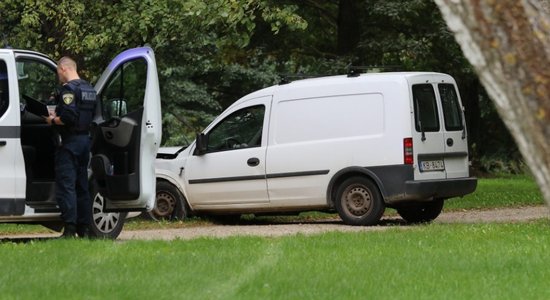 Foto: Autovadītājs Liepājā dzērumā brauc pa parku un trāpa kokā