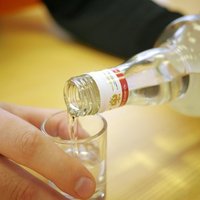 Jelgavā vairāki cilvēki nāvējoši saindējušies ar nelegālu alkoholu