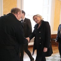 Показавшая в Эстонии неоднозначный жест Ле Пен потребовала удалить фотографию