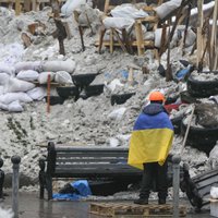 Foto: Kijevā protestētāju barikādes kļūst arvien lielākas