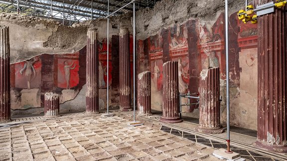 Pompejos nesen atsegta freska atklāj mistiska kulta rituāla ainas