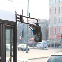 Rīgā autobuss saduras ar vieglo automašīnu