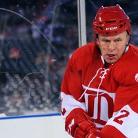 Krievu hokeja zvaigznes aizvadīs spēli uz pasaulē dziļākā ezera ledus