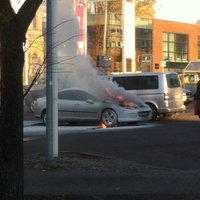На улице Валдемара средь бела дня сгорела машина
