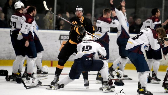 Hokejs, OHL fināls: Reinis Lejnieks uzbrūk "Zemgales" hokejistam - 4