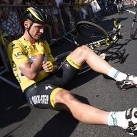 "Тур де Франс": лидер общего зачета с трудом добрался до финиша и снялся с гонки (ВИДЕО)