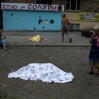 Luhanskā kaujinieki apšaudījuši bēgļu autobusus; neļauj no ielām savākt līķus