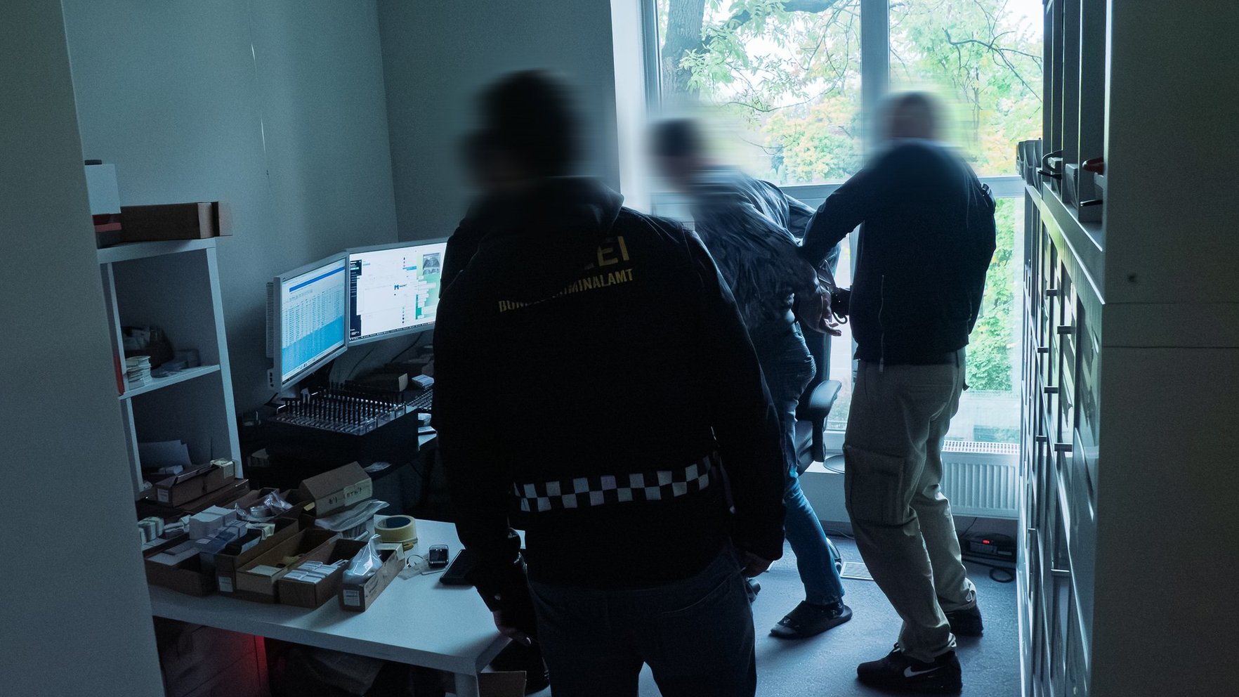 Foto un video: Starptautiskā operācijā aizturēti pieci Latvijas pilsoņi – krāpniecības shēmu darboņi