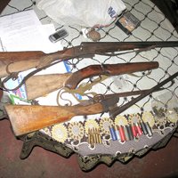 Foto: Kārsavas novadā 'kandžas' rūpnīcā atrod arī ieročus un munīciju