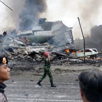 Indonēzijas pilsētā lidmašīna uzkrīt viesnīcai un citām ēkām; vismaz 113 bojāgājušo