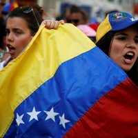 Venecuēlas militārās tiesas apcietinājušas 50 protestētājus