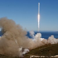 Video: 'SpaceX' veiksmīgi nosēdina nesējraķeti uz platformas okeānā