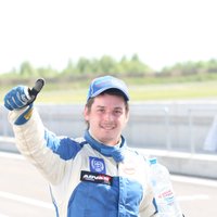 Krievu autosportists pārsteidz Latvijas autošosejas čempionāta dalībniekus