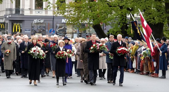 ФОТО: У памятника Свободы прошла церемония возложения цветов