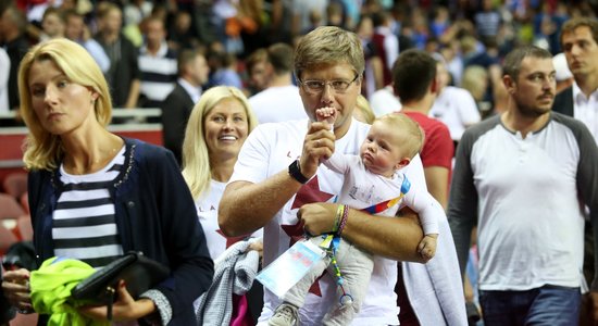 Foto: Ušakovs ar dēliņu apmeklē basketbolu