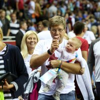 ФОТО: Нил Ушаков приобщает полугодовалого сына к баскетболу
