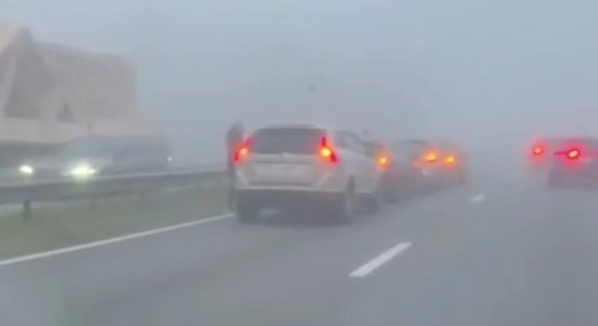 Video: Biezajā miglā uz Daugavpils šosejas notikusi četru auto sadursme