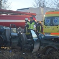 Foto: Pēc smagas avārijas Ogrē glābēji 'izgriež' šoferi no auto