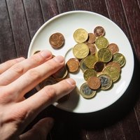 Экономист: зарплаты в Латвии увеличиваются слишком быстро