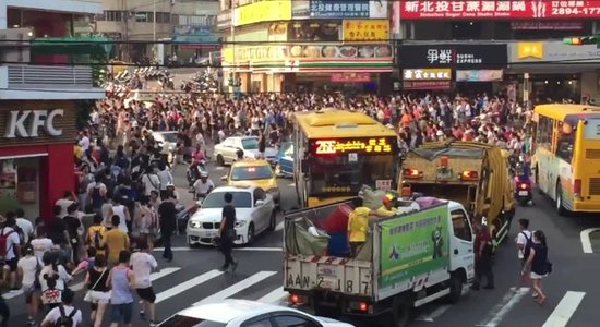 Video: Ļoti reta pokemona dēļ Taipejā cilvēki nobloķē satiksmi