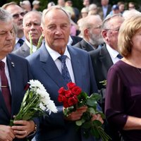 Foto: Vējonis, Mūrniece un citi piemin Latvijas neatkarības atjaunošanas 25. gadadienu