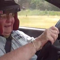 Video: 91 gadu veca ome pie rallija 'Subaru' stūres