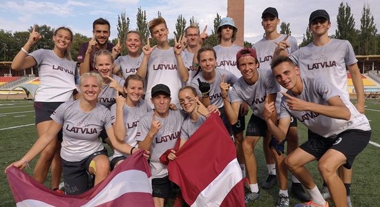 Latvijas U-20 frisbija izlase triumfē Eiropas čempionātā jauktajām komandām