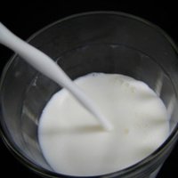Lietuva 'piena karu' dēļ var nepirkt pienu no Latvijas, bažījas ministre